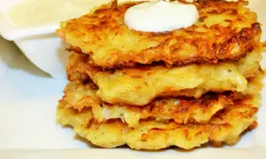 Placki ziemniaczane z sosem. Czy pies może jeść kapustę? Nie, ale te placki wyglądają pysznie!