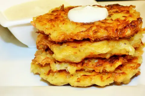 Placki ziemniaczane z sosem. Czy pies może jeść kapustę? Nie, ale te placki wyglądają pysznie!