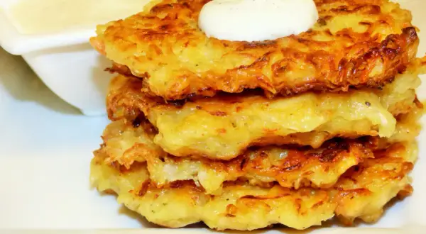 Placki ziemniaczane z sosem. Czy pies może jeść kapustę? Nie, ale te placki wyglądają pysznie!